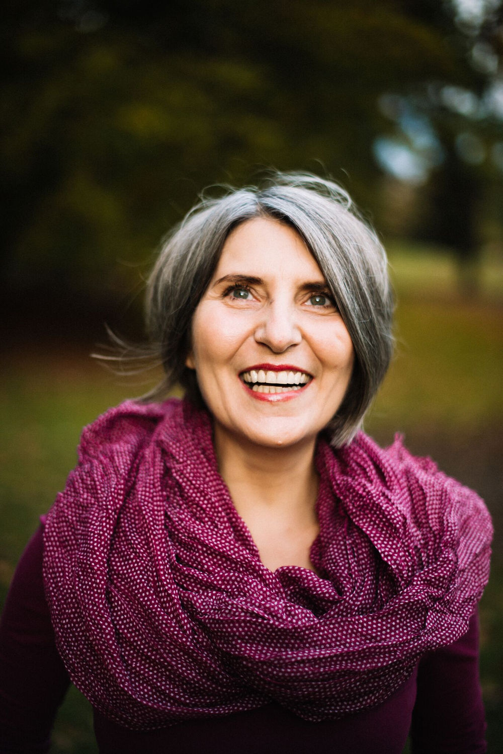Kerstin Birgit Bachmann lächelnd im Herbstlicht
